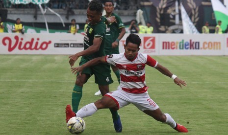 Pesepak bola Persebaya Surabaya Irfan Jaya (kiri).