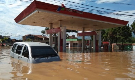 Akses jalan di Banjaran-Dayeuhkolot Kabupaten Bandung terputus karena terendam banjir. Sementara itu, pom bensin yang berada tepat di jalur pertigaan Jalan Banjaran, Dayeuhkolot dan Baleendah ikut terendam banjir, Kamis (4/4).