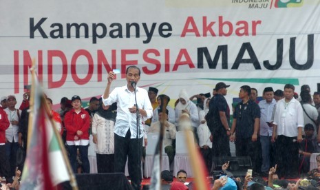 Calon Presiden nomor urut 01 Joko Widodo menunjukkan salahsatu kartu ketika kampanye terbuka di Lapangan Dukuhsalam, Kabupaten Tegal, Jawa Tengah, Kamis (4/4/2019). 