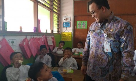 Gubernur DKI Jakarta Anies Rasyid Rasyid Baswedan saat mengunjungi SD Negeri Kedaung Kaliangke 03 dan 08 Pagi, Jakarta Barat (ilustrasi).