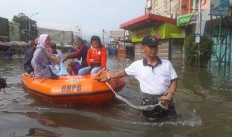 Banjir di Kabupaten Bandung masih merendam tiga kecamatan yaitu Baleendah, Bojongsoang dan Dayeuhkolot dan menutup akses jalan, Jumat (5/4).