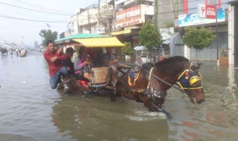 Banjir di Kabupaten Bandung masih merendam tiga kecamatan yaitu Baleendah, Bojongsoang dan Dayeuhkolot dan menutup akses jalan, Jumat (5/4).