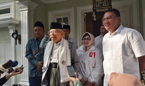 Calon Wakil Presiden (Cawapres) nomor urut 01, KH. Ma'ruf Amin saat diwawancara sebelum berangkat ke Bogor dari kediamannya di Jalan Situbondo, Menteng, Jakarta Pusat, Jumat (5/4). 