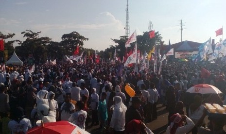 Ribuan warga menghadiri kampanye terbuka Capres 01 Joko Widodo di Indramayu Sport Center, Jumat (5/4). 