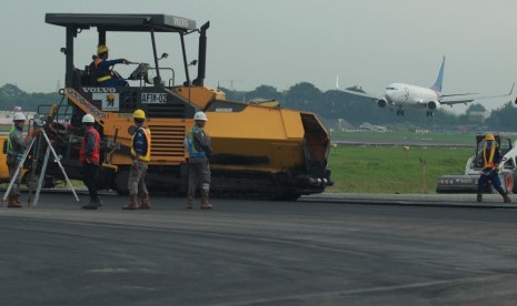 Pekerja mengaspal landasan pacu bandara. (ilustrasi)