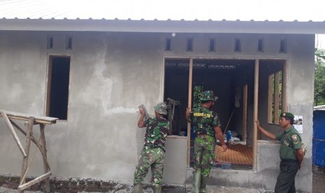 Kondisi rumah tahan gempa yang sudah jadi dan sedang dalam pembangunan di Desa Teratak, Kecamatan Batukliang Utara, Kabupaten Lombok Tengah, NTB, Sabtu (6/4).