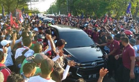 Capres 01 Jokowi menyapa pendukungnya di Batam, Kepulauan Riau, Sabtu (6/4). 