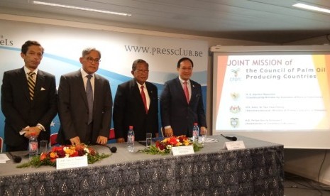 Menko Perekonomian Darmin Nasution didampingi Dubes Indonesia untuk Belgia Yuri Octavian Thamrin, Sekjen Kementerian Industri Utama (MPI) Malaysia Dato’ Tan Yew Chong, dan Duta Besar Kolombia di Brussel Felipe Garcia Echeverri melakukan konferensi pers di Kota Brussels, Belgia, Senin (8/4) malam WIB. 