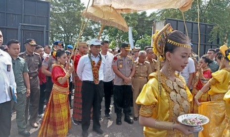 Menteri Pertanian Andi Amran Sulaiman disambut para petani dan warga Kabupaten Pangkep, Sulawesi Selatan, Selasa (9/4). Pada kesempatan tersebut, Kementan memberikan bantuan pertanian kepada sejumlah pelaku tani.