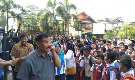 Manajer Persib Bandung Umuh Muchtar berkunjung ke SDN 106 Ajitunggal Kota Bandung, Selasa (9/4).