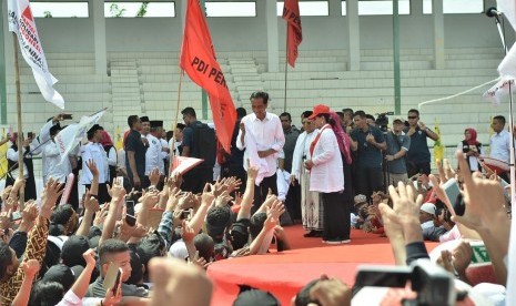 Capres 01 Joko Widodo saat kampanye terbuka di Stadion Singaperbangsa, Karawang, Selasa (9/4). 