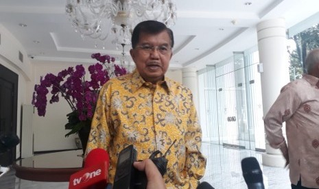 Wakil Presiden Jusuf Kalla saat diwawancarai wartawan di Kantor Wapres, Jakarta, Selasa (9/4).