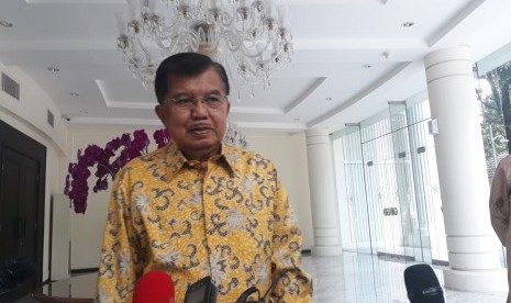 Wakil Presiden Jusuf Kalla saat diwawancarai wartawan di Kantor Wapres, Jakarta, Selasa (9/4).