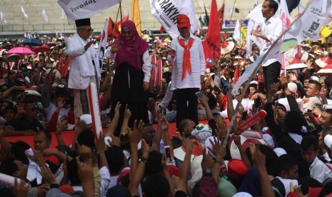 Calon Presiden dan Wakil Presiden nomor urut 01 Joko Widodo (kanan), Ma'ruf Amin (kiri) beserta Istri Iriana Joko Widodo (kedua kanan) dan Wury Estu Handayani (kedua kiri) menyapa pendukung saat kampanye di Karawang, Jawa Barat, Selasa (9/4/2019). 