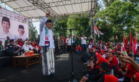 Calon Wakil Presiden nomor urut 01 Maruf Amin memberikan orasi politiknya saat kampanye akbar di Padalarang, Kabupaten Bandung Barat, Jawa Barat, Selasa (9/4/2019). 