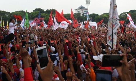 Calon Presiden nomor urut 01 Joko Widodo menyapa pendukung saat kampanye akbar di Solo, Jawa Tengah, Selasa (9/4/2019). 