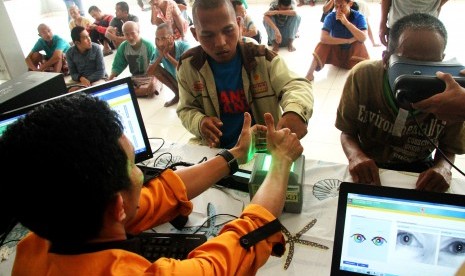 Petugas Dinas Kependudukan dan Catatan Sipil melakukan proses pendataan dan perekaman KTP Elektronik kepada penyandang gangguan jiwa, di Bekasi, Jawa Barat, Selasa (9/4/2019).