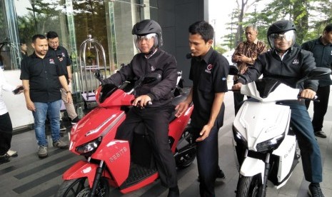 Menteri Riset, Teknologi dan Pendidikan Tinggi (Menristekdikti) Mohamad Nasir, saat mencoba motor listrik Gesits, di Hotel Mercure, Jakarta, Rabu (10/4). 