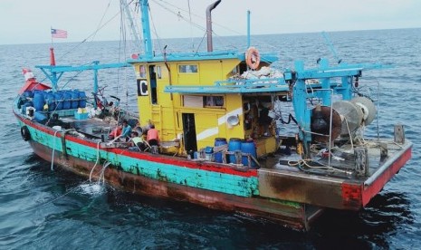 Sebanyak enam kapal perikanan asing melakukan penangkapan ikan secara ilegal di wilayah perairan Indonesia.  Empat kapal berbendera Vietnam ditangkap di Zona Ekonomi Eksklusif Indonesia (ZEEI) Laut Natuna Utara serta dua kapal Malaysia ditangkap di ZEEI Selat Malaka pada Selasa (9/4). 