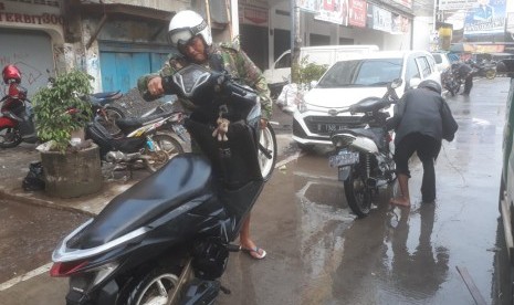 Banjir yang merendam akses jalan di Dayeuhkolot-Banjaran mulai menurun dari hari sebelumnya. Meski begitu air masih tinggi dan brlum bisa dilintasi kendaraan roda dua dan empat, Rabu (10/4).