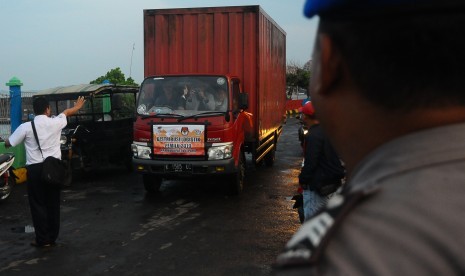 Petugas memasukkan truk bermuatan logistik pemilu ke dalam kapal Siginjai saat pemberangkatan di pelabuhan Kartini, Jepara, Jawa Tengah, Rabu (10/4/2019).