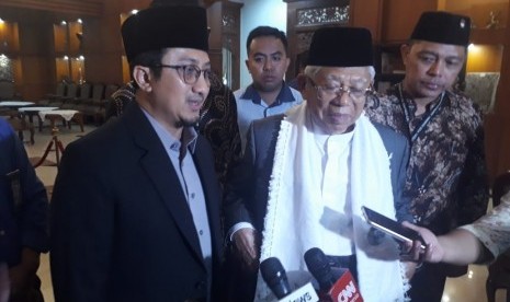 Dai kondang Ustadz Yusuf Mansur menemani mendampingi Calon Wakil Presiden (Cawapres) nomor urut 01, KH. Ma'ruf Amin untuk berkampanye di Lamongan pada Rabu (10/4) sore.