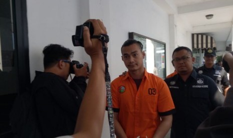 Dua pelaku yang ditangkap Ditresnarkoba Polda Metro Jaya karena menggunakan narkoba jenis sabu. Harry Nugroho (foto 1) dan Agung Saga (foto 2 & 3) saat di Mapolda Metro Jaya, Rabu (10/4).