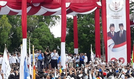 Ketua Komando Satuan Tugas Bersama (Kogamas) Partai Demokrat, Agus Harimurti Yudhoyono atau AHY menyampaikan orasi dalam acara Kampanye Super Akbar Prabowo-Sandi di Stadion Sriwedari Solo, Rabu (10/4). Acara tersebut dihadiri ribuan peserta.