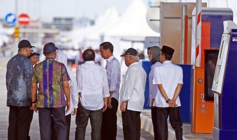 Presiden Joko Widodo (keempat kanan) meninjau kondisi jalan tol saat peresmian pengoperasian tol Pasuruan-Probolinggo (Paspro) di Probolinggo, Jawa Timur, Rabu (10/4/2019).