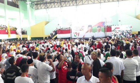 Ribuan warga mulai memadati lokasi kampanye capres Joko Widodo di Gedung Pusbangdai Kecamatan Cikembar, Kabupaten Sukabumi, Jawa Barat Kamis (11/4).