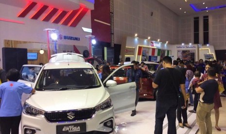 Suasana booth Suzuki dalam GIIAS Surabaya