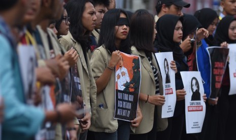 Mahasiswa yang tergabung dalam Aliansi Mahasiswa Indonesia melakukan aksi solidaritas pada Peringatan dua tahun kasus kekerasan terhadap Novel Baswedan di depan gedung KPK, Jakarta, Kamis (11/4/2019).