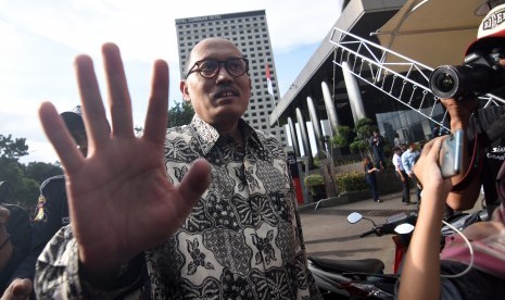 Staf ahli Menteri Agama Janedjri M. Gaffar bergegas seusai memenuhi panggilan pemeriksaan penyidik Komisi Pemberantasan Korupsi (KPK) di Jakarta, Kamis (11/4/2019). 