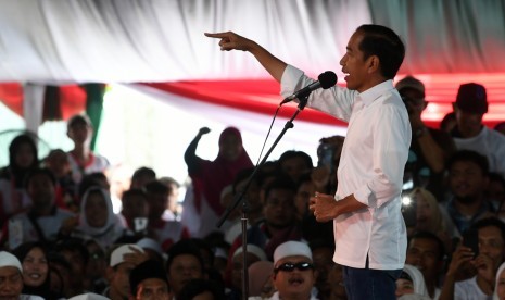 Calon Presiden nomor urut 01 Joko Widodo berorasi saat kampanye terbuka di Sentul, Bogor, Jawa Barat, Jumat (12/4/2019).