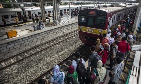 Penumpang menunggu kedatangan kereta di peron 4 jalur rel dwiganda Stasiun Jatinegara, Jakarta, Jumat (12/4/2019).