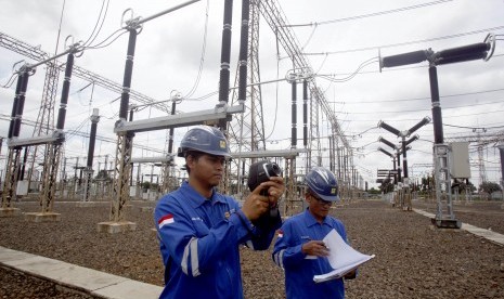 Petugas melakukan pemeliharaan jaringan listrik di Gardu Induk Gandul, Depok, Jawa Barat, Jumat (12/4/2019). 