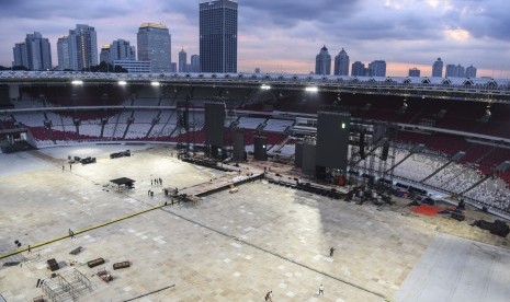 Pekerja menyelesaikan pembangunan panggung jelang Konser Putih Bersatu di Gelora Bung Karno, Jakarta, Jumat (12/4/2019). 