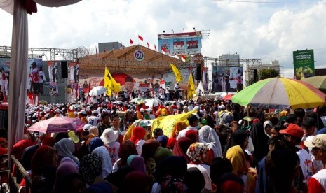 Pendukung Jokowi (Pujo) Lampung menggelar kampanye akbar terakhir di Bundaran Tugu Adipura Kota Bandar Lampung, Sabtu (13/4). 