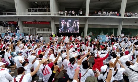 Massa pendukung paslon 01, Jokowi-Ma'ruf Amin nonton bareng Konser Putih Bersatu di luar Stadion Utama Gelora Bung Karno, Senayan Jakarta Sabtu (13/4).