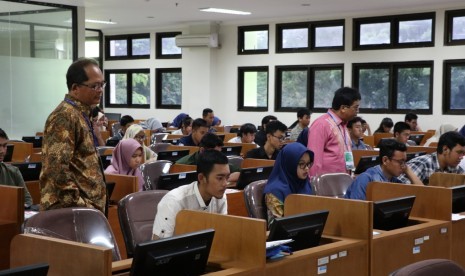 Rektor Universitas Sebelas Maret (UNS) Solo memantau pelaksanaan Ujian Tulis Berbasis Komputer (UTBK) hari pertama pada Sabtu (13/4). 