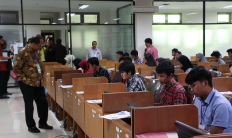 Rektor Universitas Sebelas Maret (UNS) Solo memantau pelaksanaan Ujian Tulis Berbasis Komputer (UTBK) hari pertama pada Sabtu (13/4). 