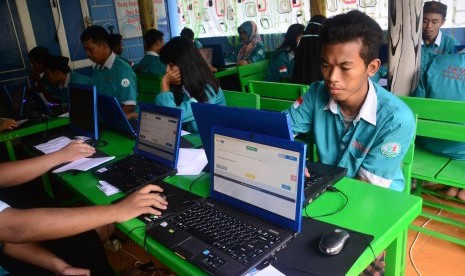 Siswa mengerjakan soal Matematika dalam Ujian Nasional Berbasis Komputer (UNBK) Kejar Paket C hari kedua di PKBM Sanggar Yalatif Dusun Babatan, Kecamatan Diwek, Jombang, Jawa Timur, Sabtu (13/4/2019). 