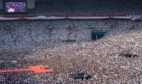 Calon Presiden petahana nomor urut 01 Joko Widodo menyampaikan orasinya saat Konser Putih Bersatu di Stadion Utama Gelora Bung Karno (GBK), Jakarta, Sabtu (13/4/2019). 