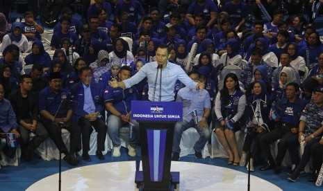 Komandan Komando Tugas Bersama (Kogasma) Partai Demokrat Agus Harimurti Yudhoyono (tengah) menyampaikan pidato politik berjudul Indonesia untuk Semua di Surabaya, Jawa Timur, Sabtu (13/4/2019). 