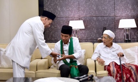 Capres 01 Jokowi menerima buah tangan berupa sorban dan tasbih dari Mbah Moen dan Habib Luthfi, Sabtu (13/4). 