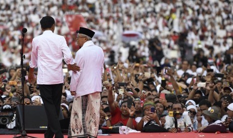 Calon Presiden nomor urut 01 Joko Widodo (kiri) bersama calon Wakil Presiden nomor urut 01 Maruf Amin (kanan) saat Konser Putih Bersatu di Stadion Utama GBK, Jakarta, Sabtu (13/4/2019).