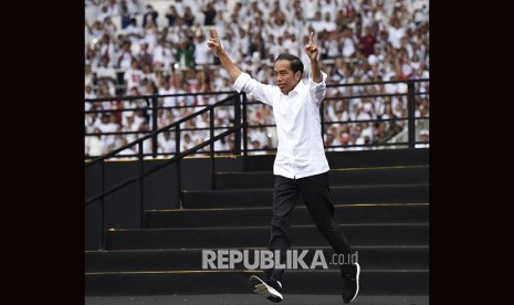 Capres nomor urut 01 Joko Widodo tiba di atas panggung saat menghadiri Konser Putih Bersatu #BarengJokowi di Stadion Utama Gelora Bung Karno, Senayan, Jakarta, Sabtu (13/04/2019). 