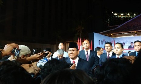 Capres 02 Prabowo Subianto, saat menyapa awak media sebelum masuk ke arena debat capres-cawapres di Grand Ballroom Hotel Sultan, Sabtu (13/4). Prabowo mengaku sangat siap menjalani debat kelima.