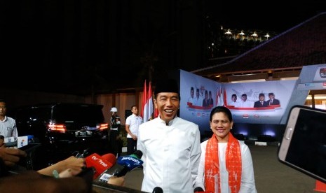 Capres-Cawapres Nomor Urut 01 Joko Widodo-Ma'ruf Amin hadir di lokasi debat capres-cawapres di Hotel Sultan, Senayan, Jakarta Pusat. Jokowi dan Ma'ruf mengaku tidak membuat persiapan khusus untuk debat terakhir, Sabtu (13/4) malam.