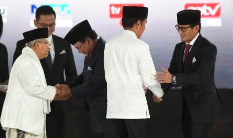 Pasangan capres-cawapres nomor urut 01 Joko Widodo (kedua kiri) dan Ma'ruf Amin (kiri) serta pasangan nomor urut 02 Prabowo Subianto (kedua kanan) dan Sandiaga Uno (kanan) bersiap mengikuti debat kelima Pilpres 2019 di Hotel Sultan, Jakarta, Sabtu (13/4/2019). 